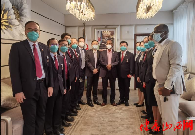 中国（山西）第20批援吉布提医疗队接受吉布提总理授勋(图1)